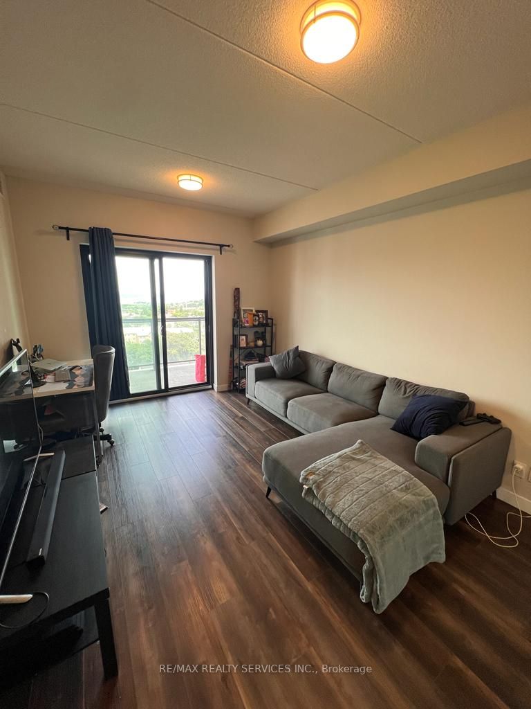 15 Queen St S, #1110