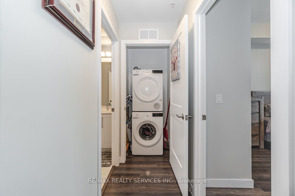 15 Queen St S, #1110