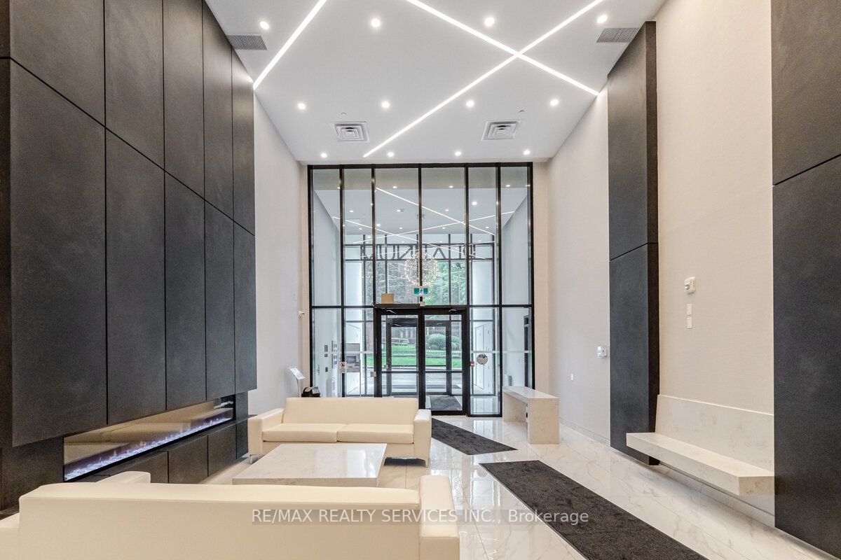 15 Queen St S, #1110