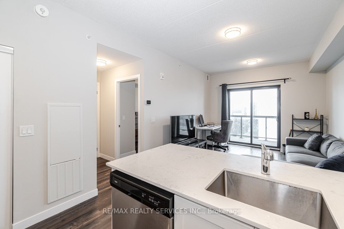 15 Queen St S, #1110