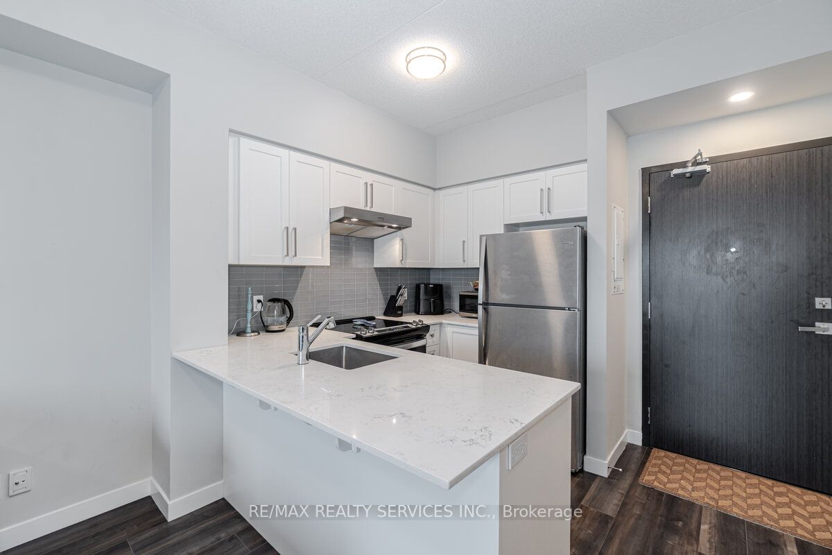 15 Queen St S, #1110