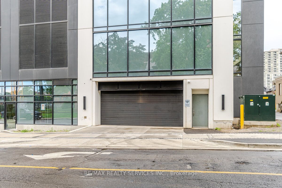 15 Queen St S, #1110