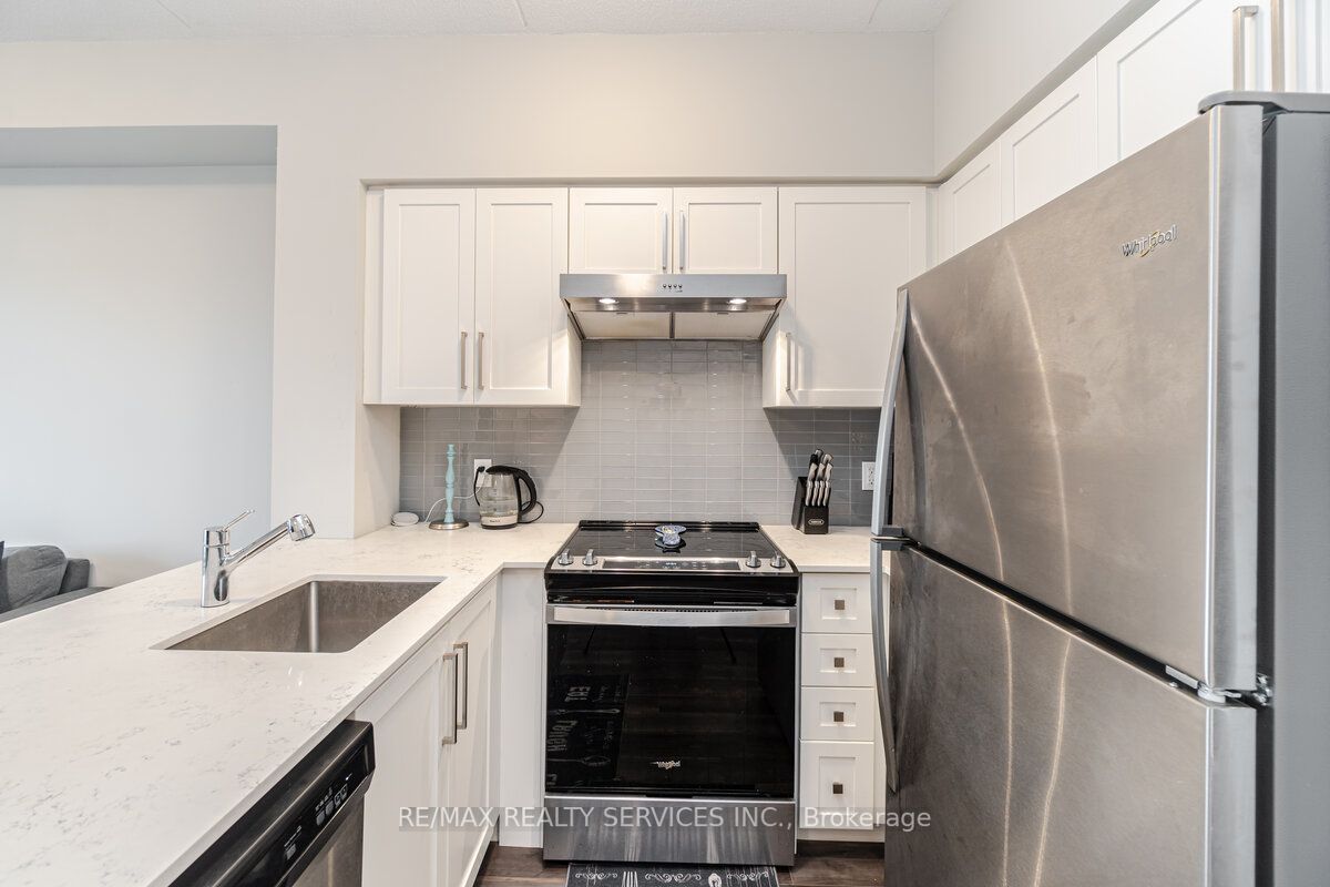 15 Queen St S, #1110