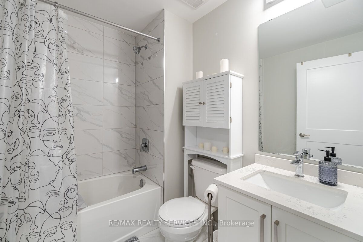 15 Queen St S, #1110