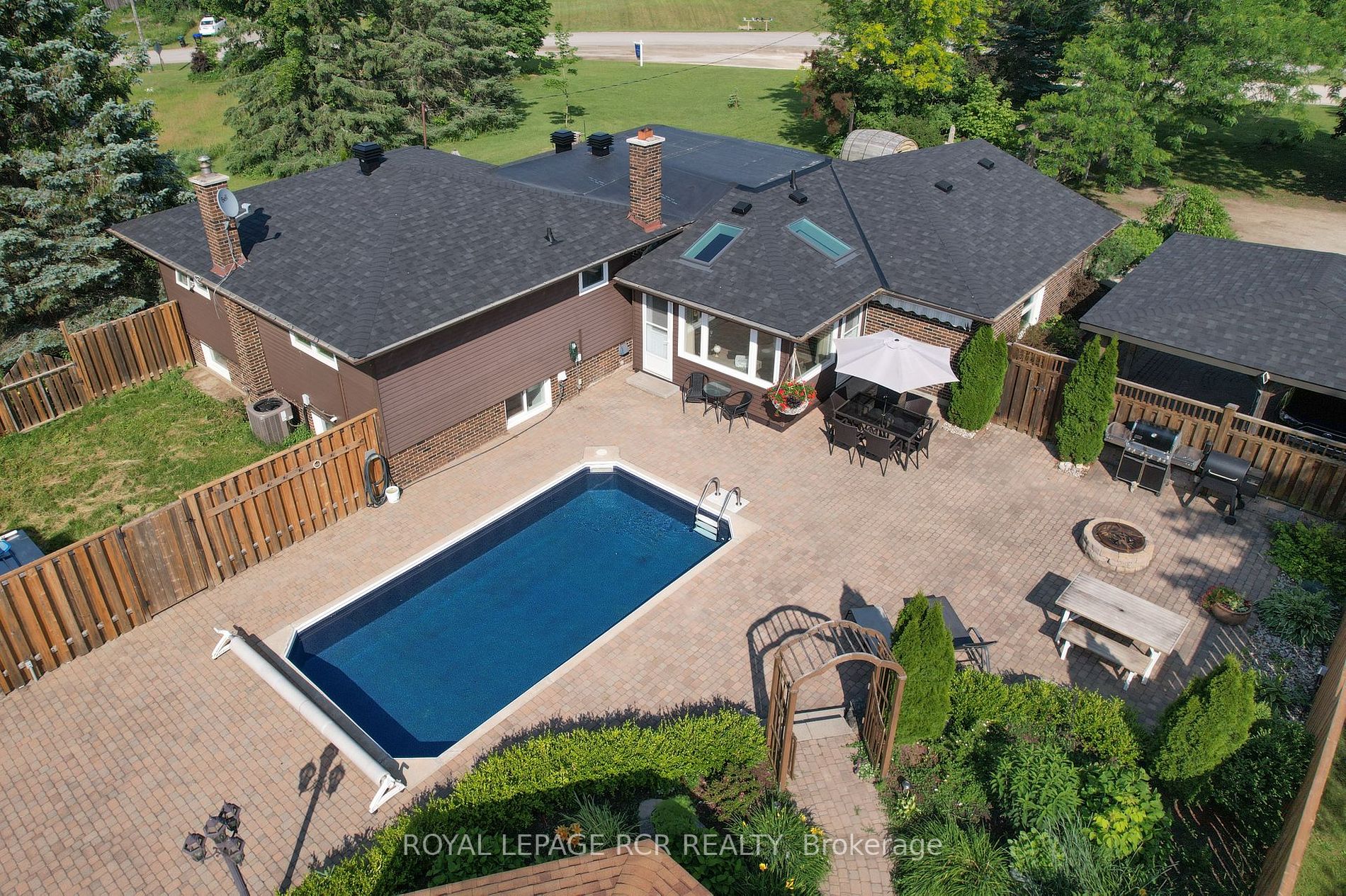 348557 15 Sideroad