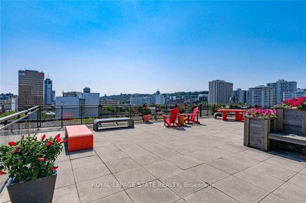 66 Bay St S, #401