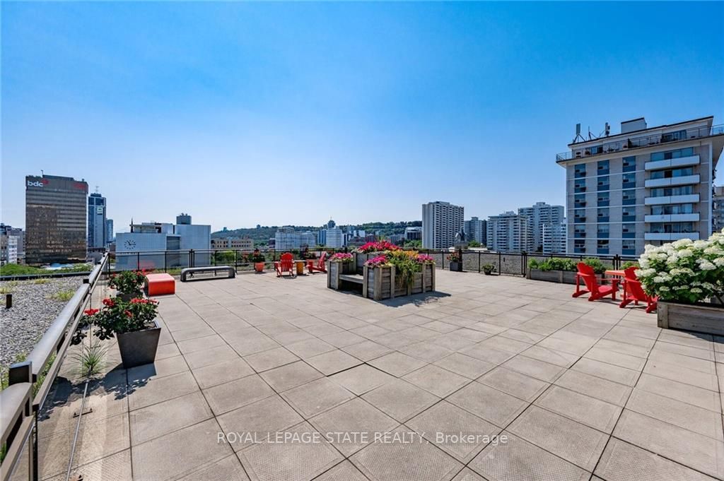 66 Bay St S, #401