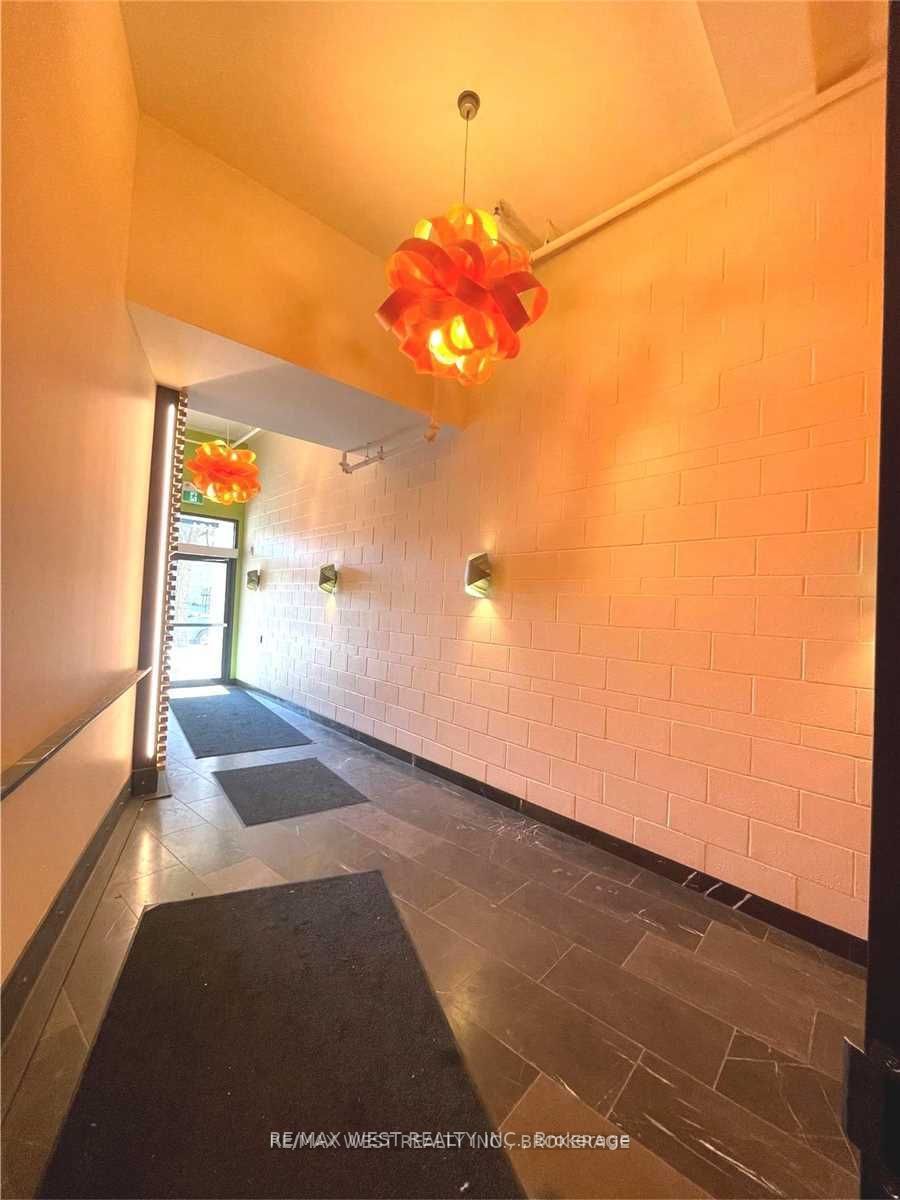 121 King St E, #104