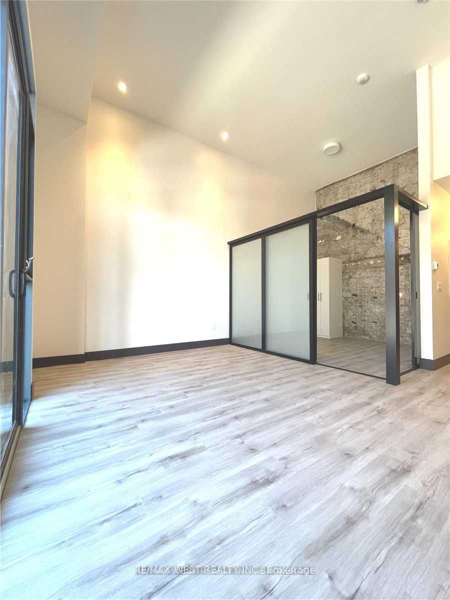 121 King St E, #104