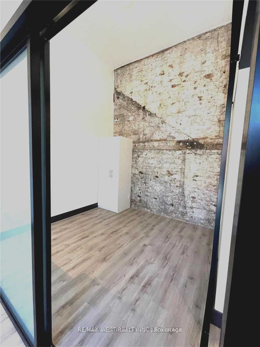 121 King St E, #104