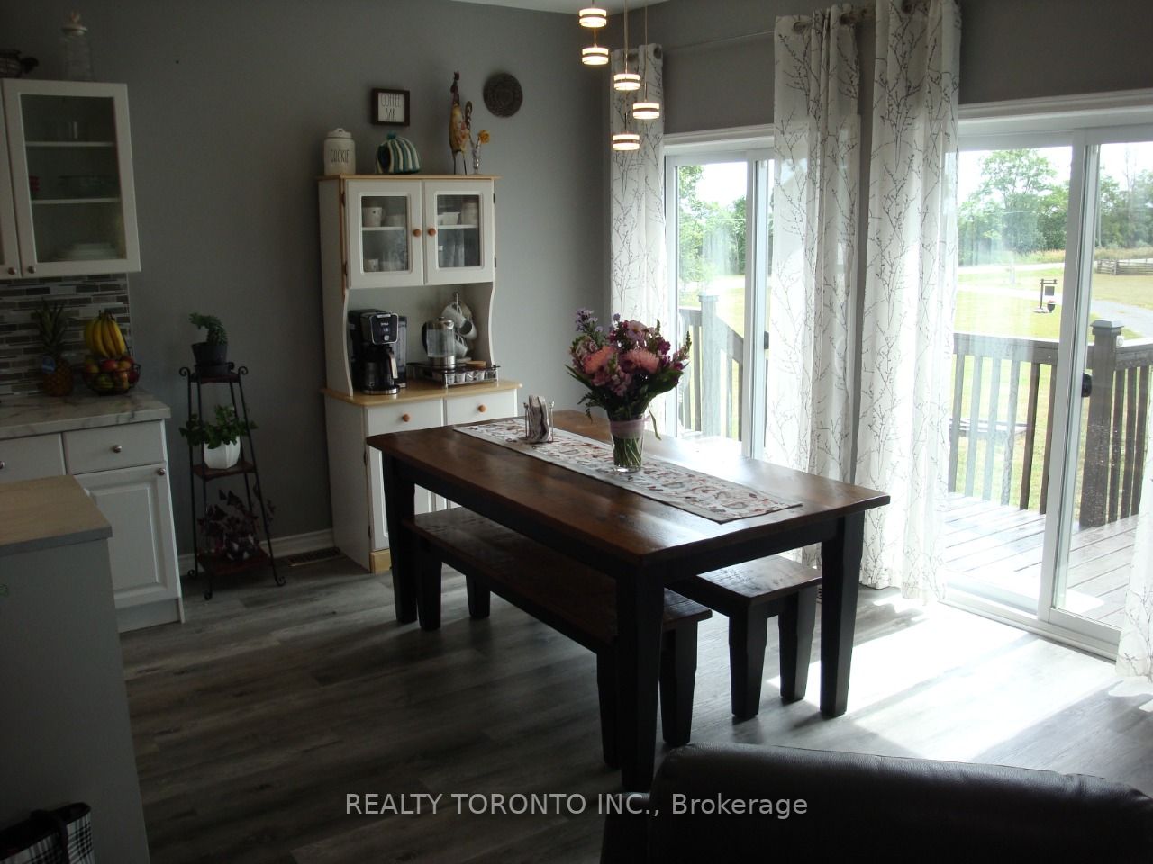 1087 Melville Rd
