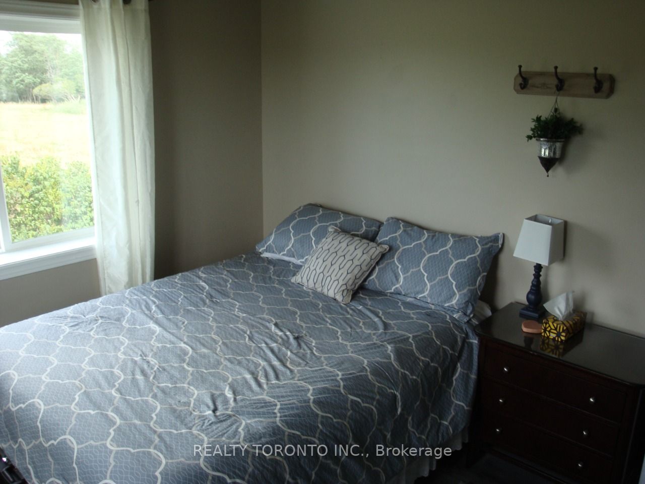 1087 Melville Rd