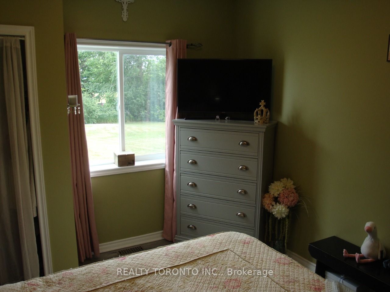 1087 Melville Rd