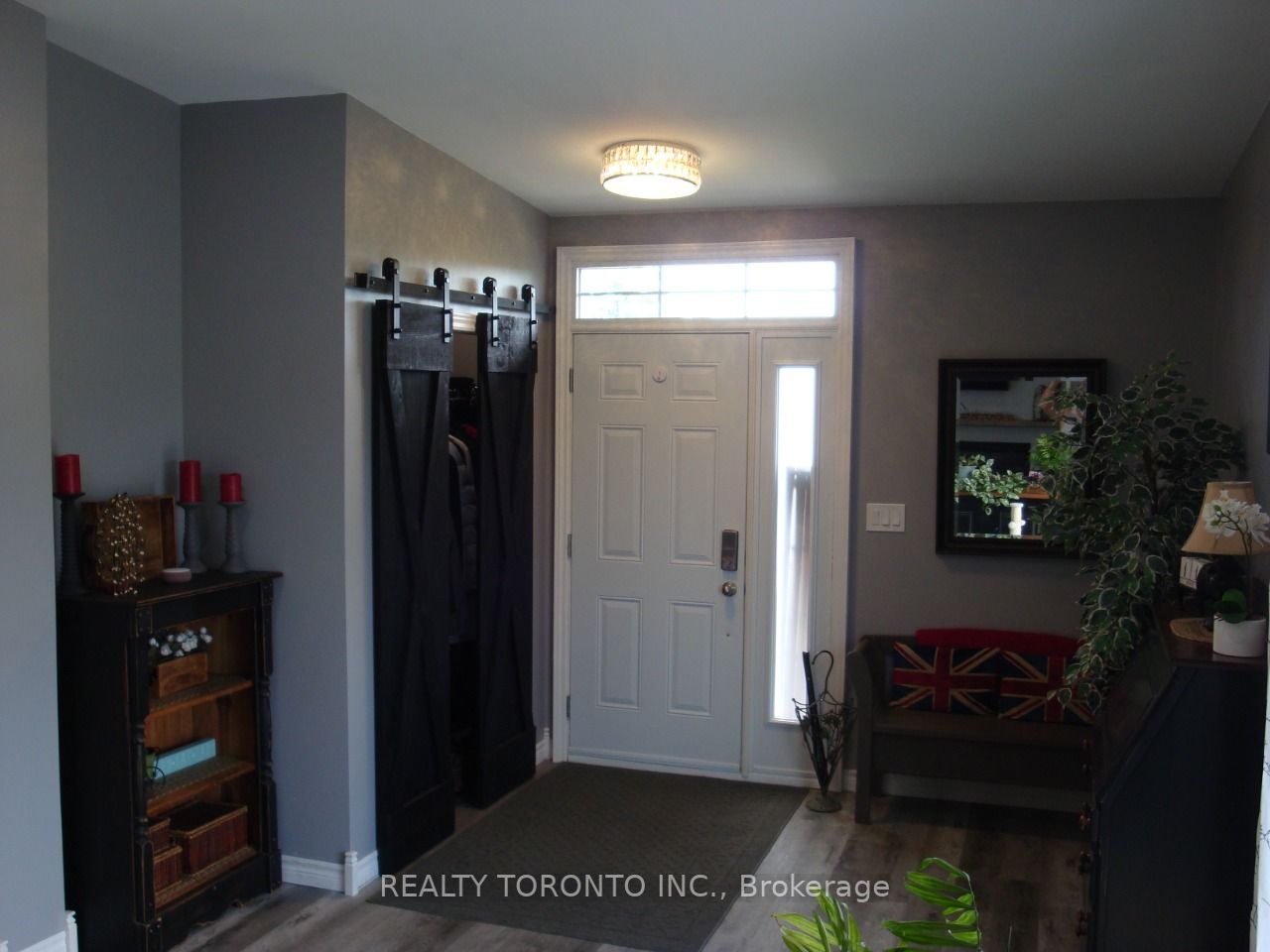 1087 Melville Rd