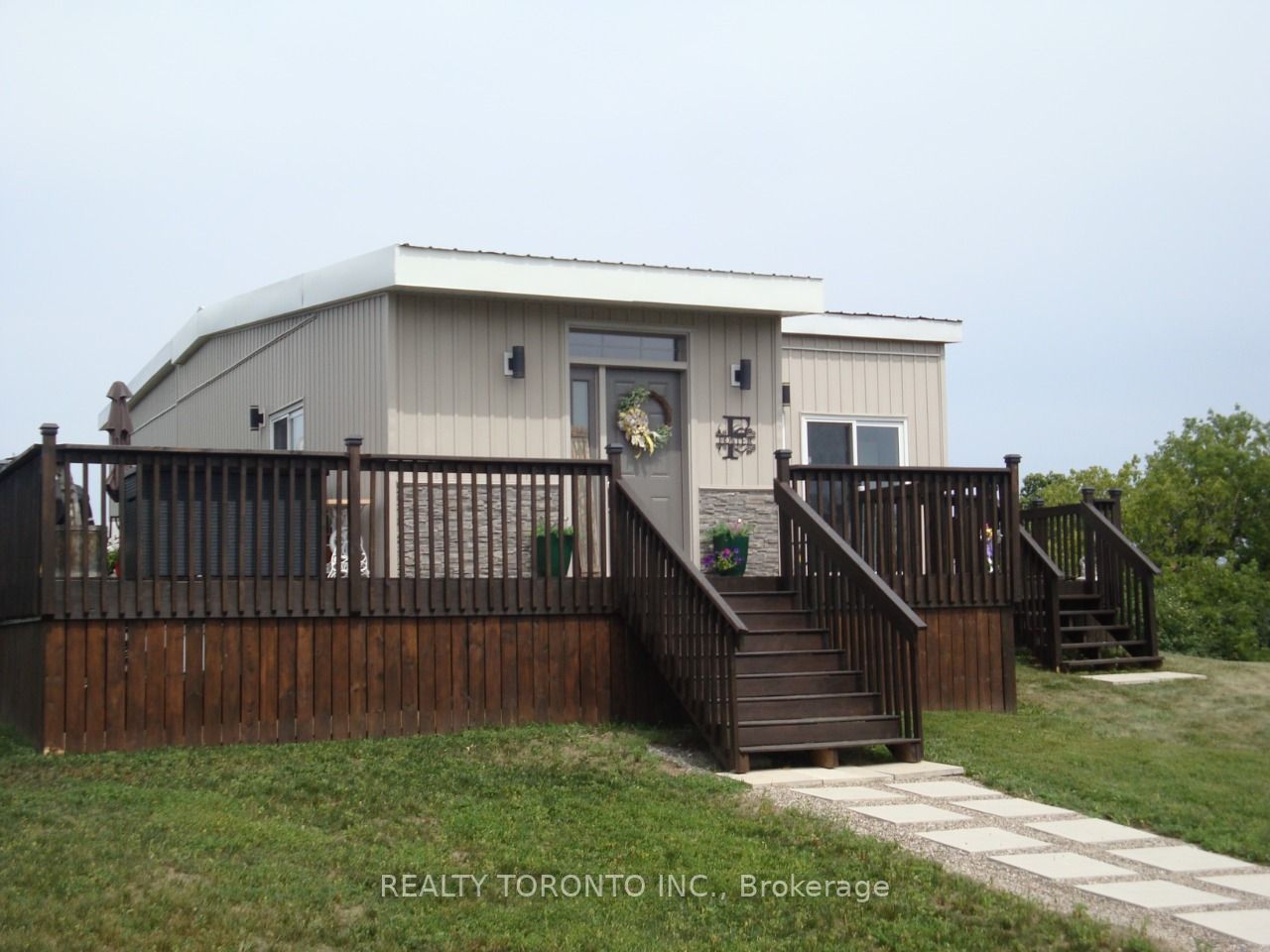1087 Melville Rd