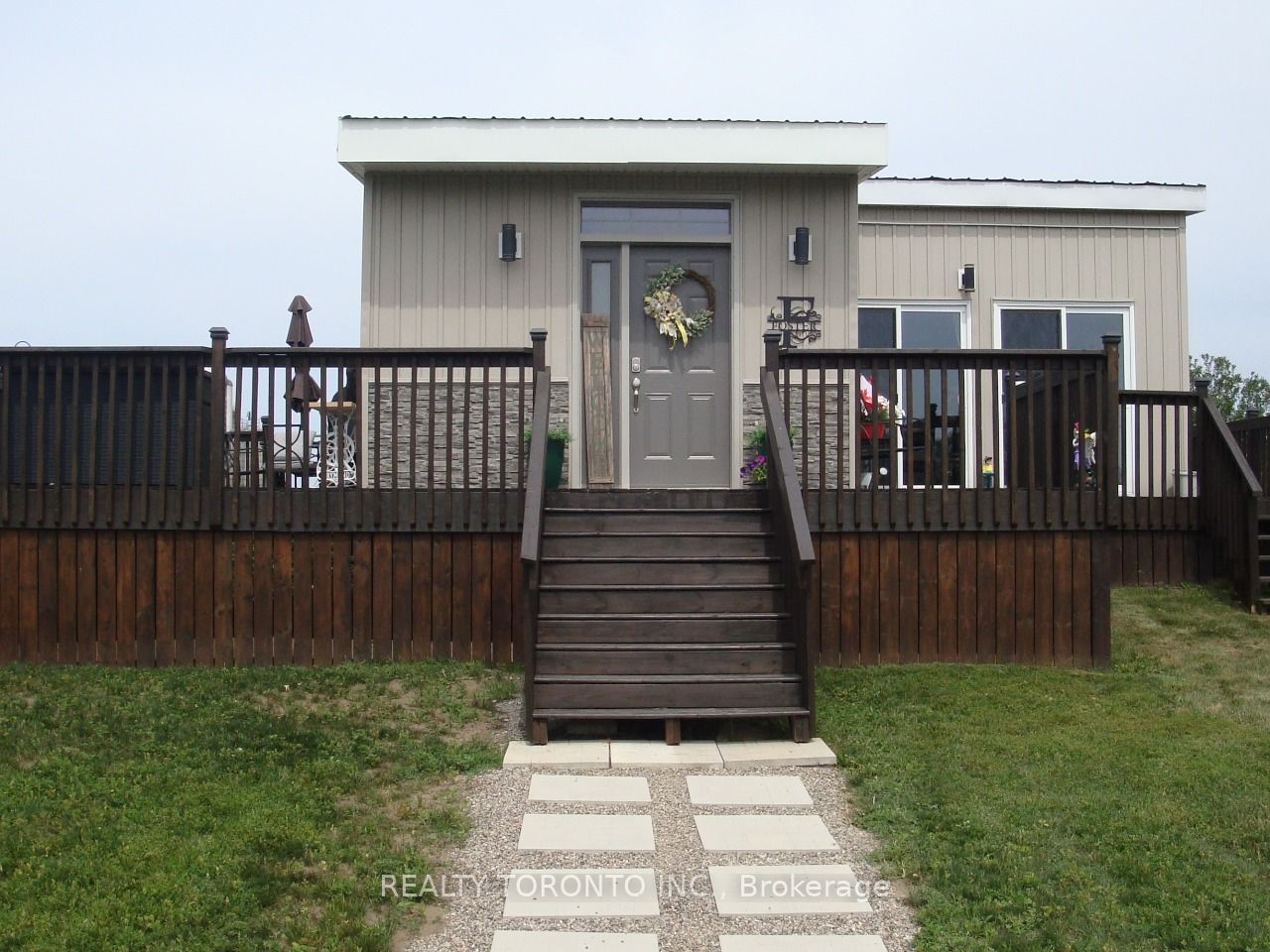 1087 Melville Rd