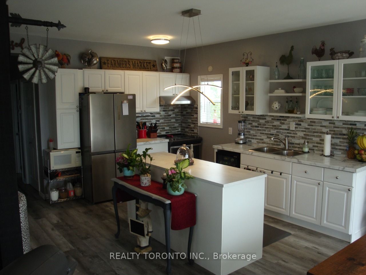 1087 Melville Rd