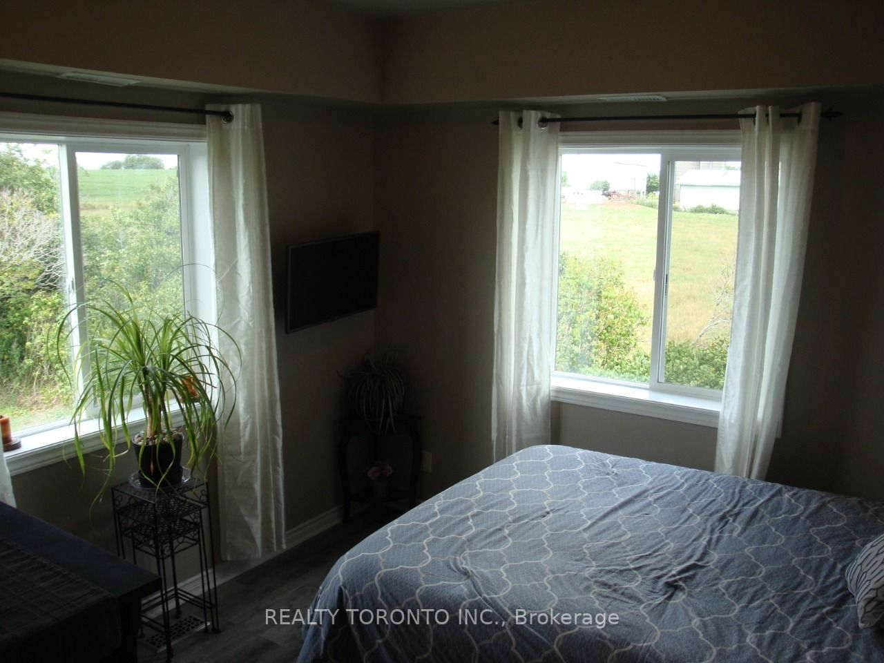 1087 Melville Rd