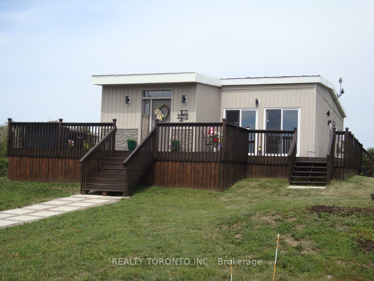1087 Melville Rd