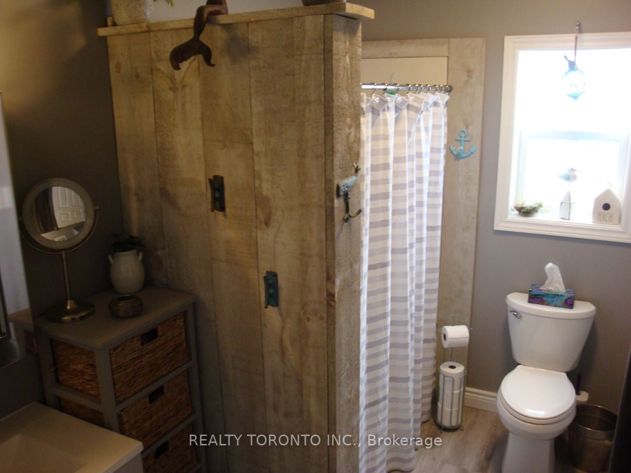 1087 Melville Rd