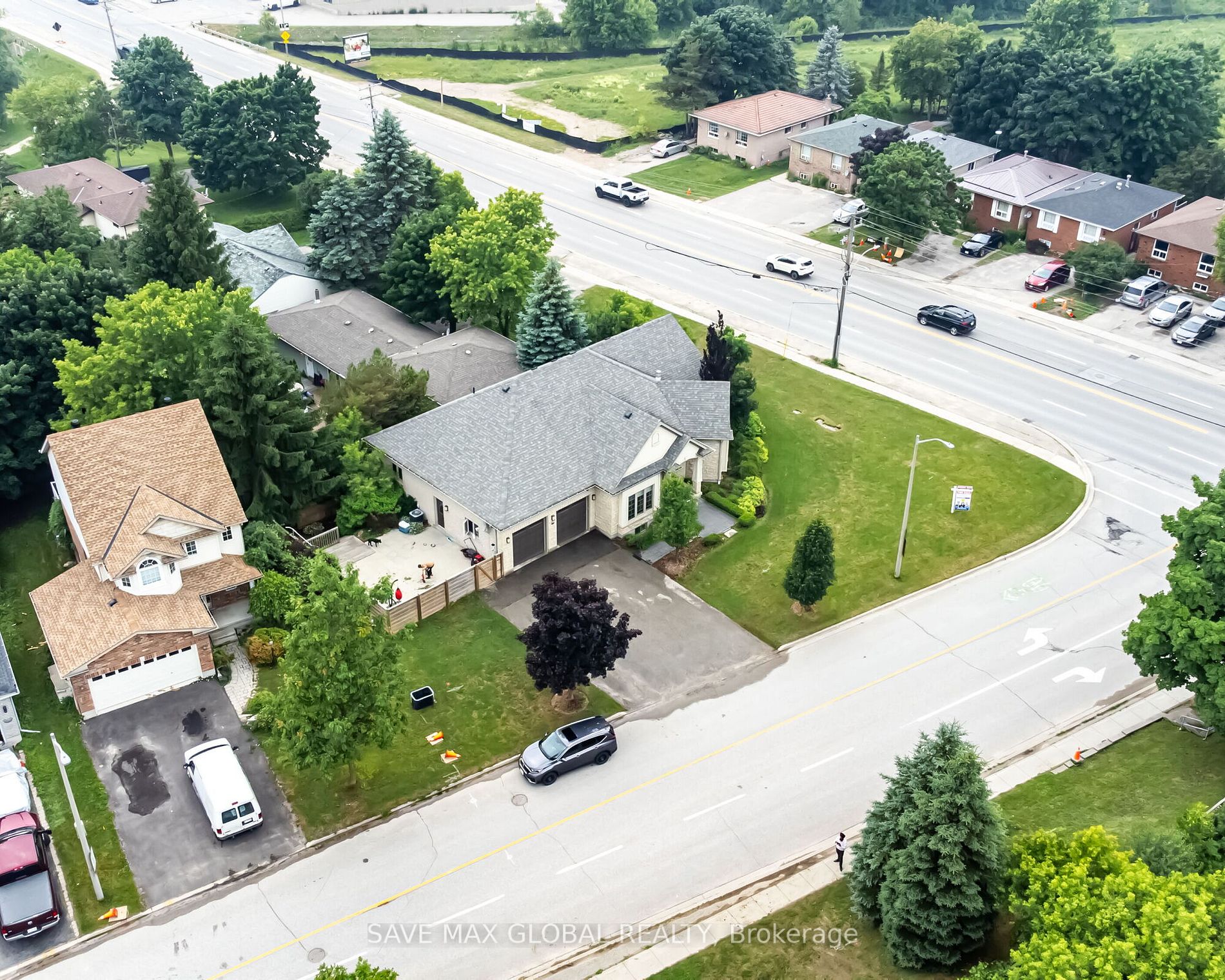 588 Simon Street W