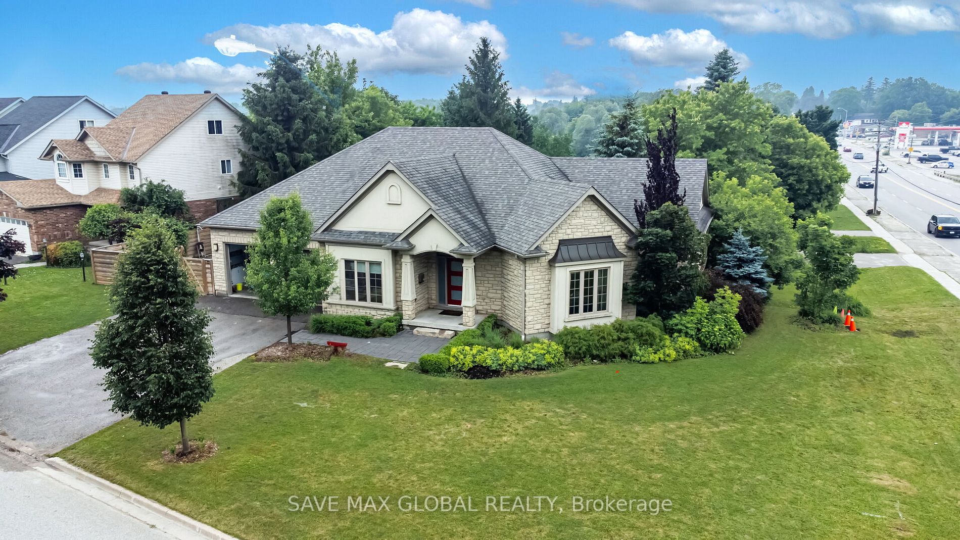 588 Simon Street W