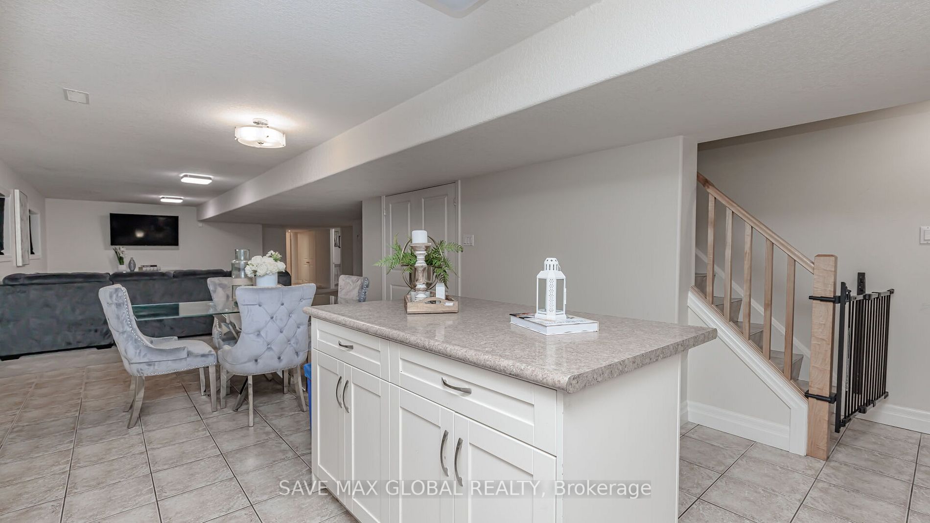588 Simon Street W