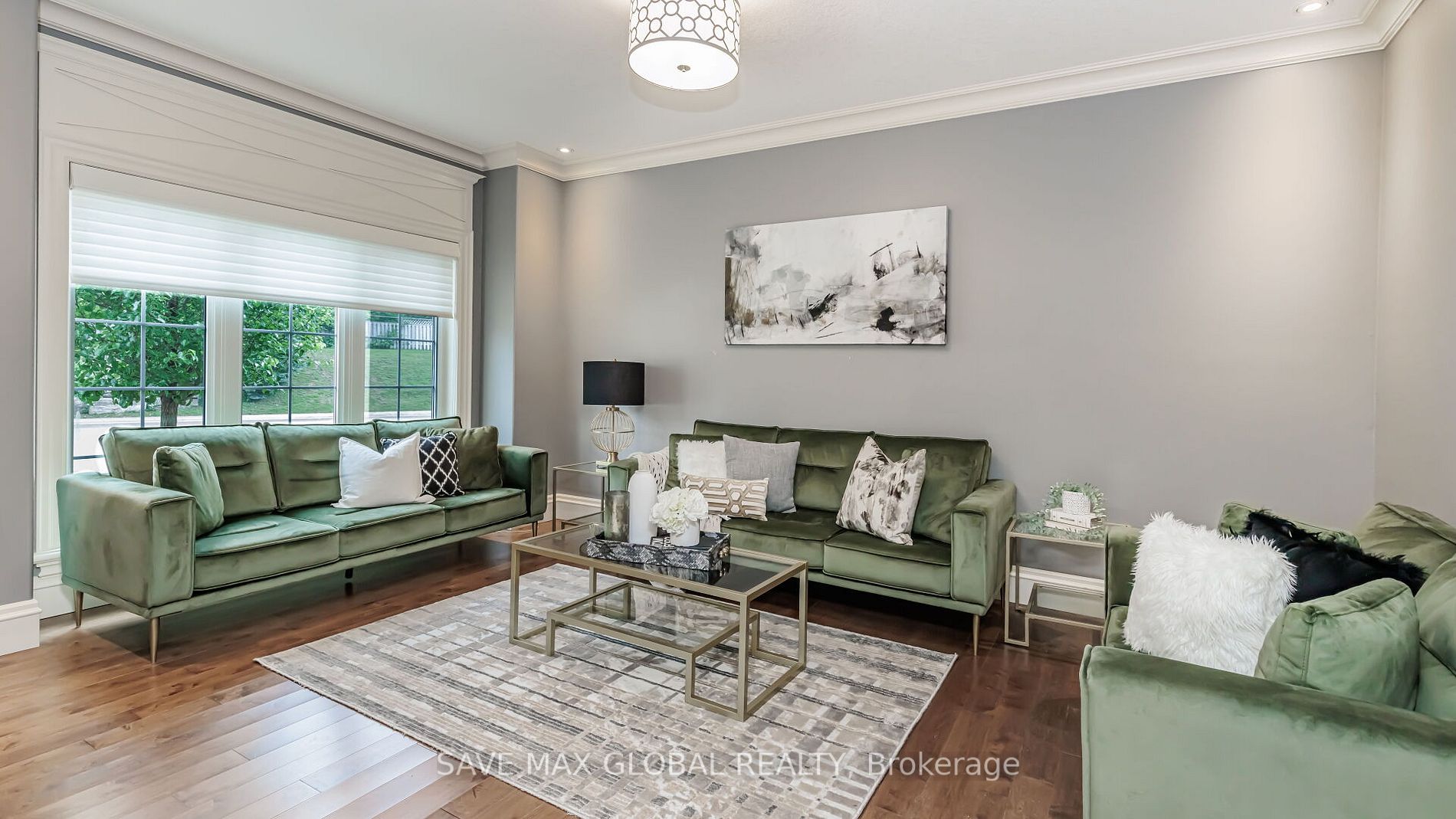 588 Simon Street W