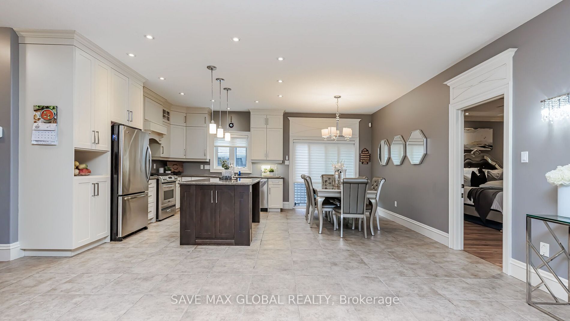 588 Simon Street W