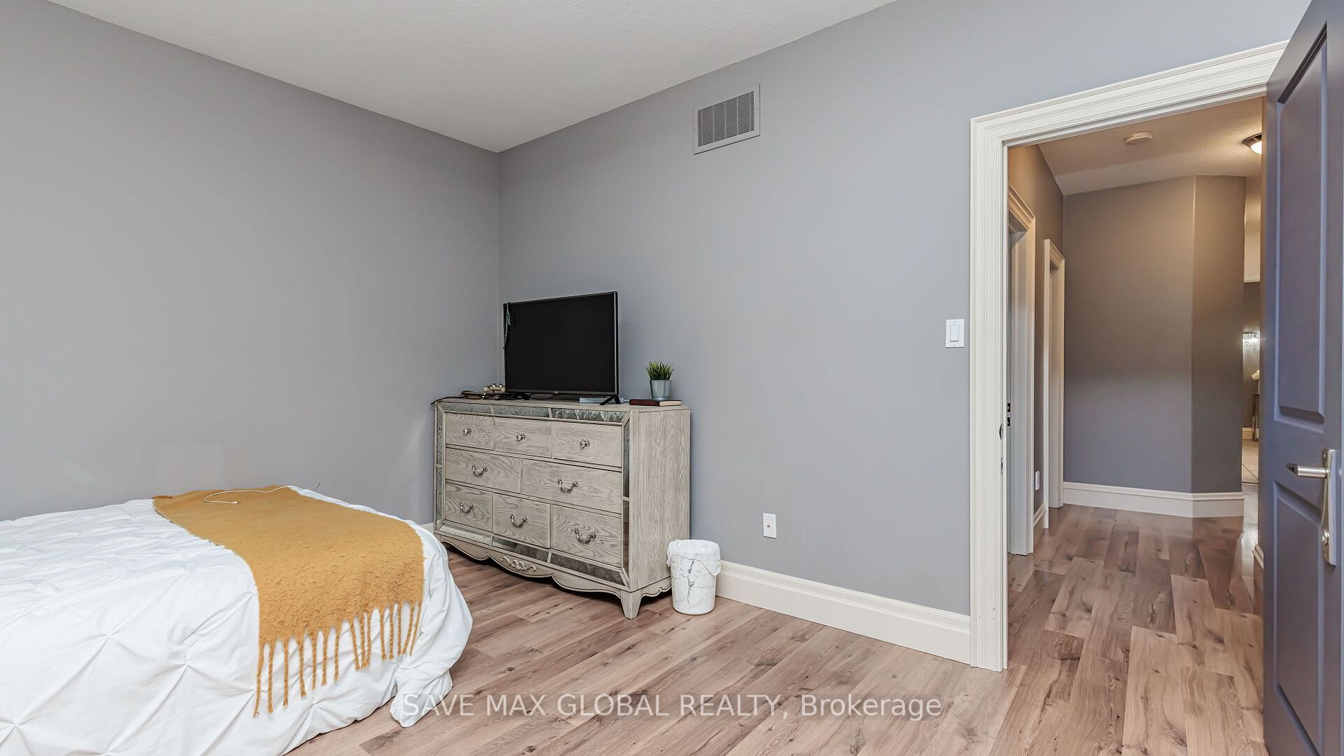 588 Simon Street W