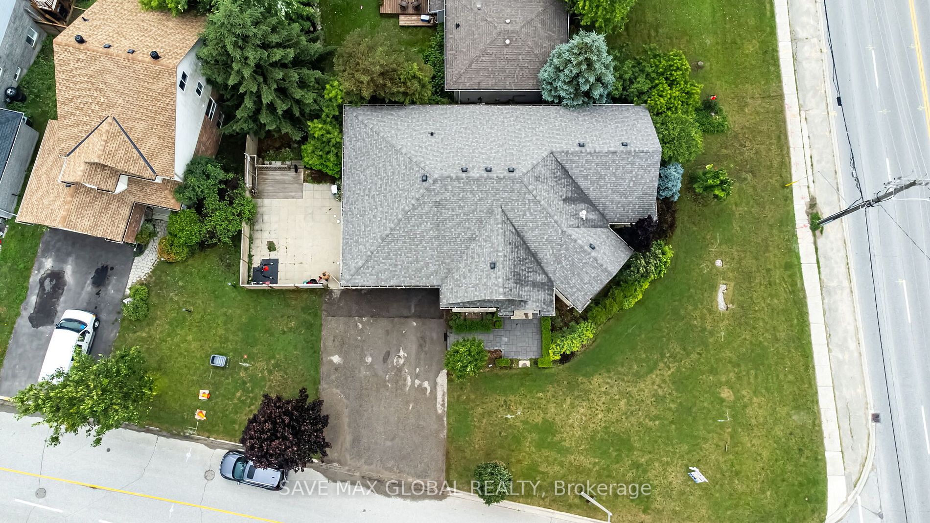 588 Simon Street W