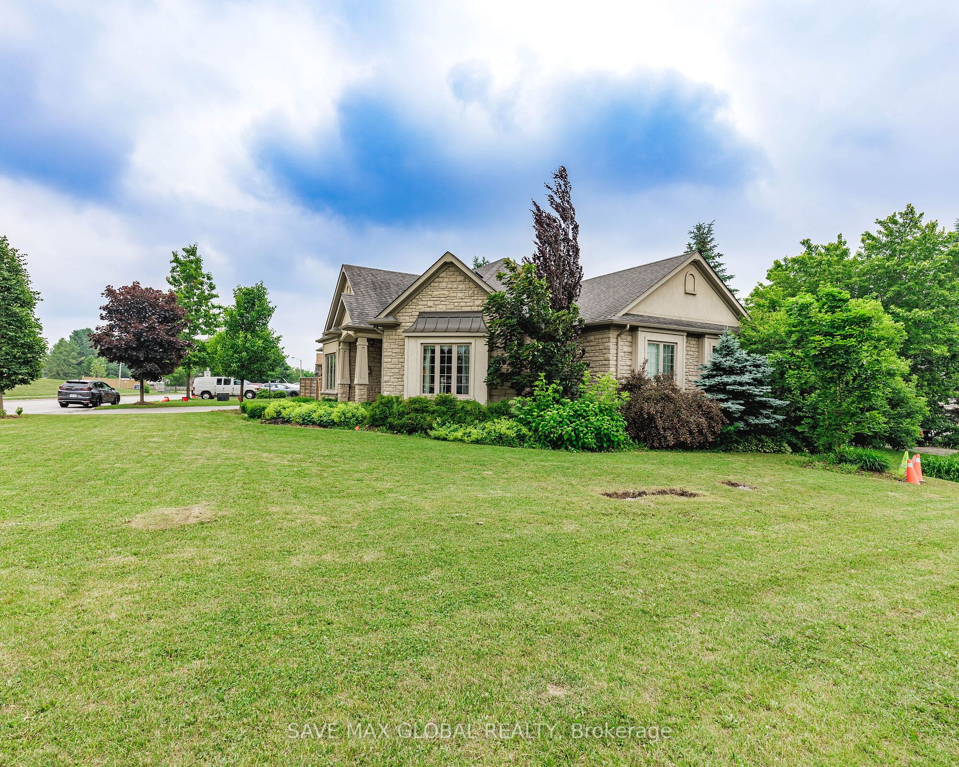 588 Simon Street W
