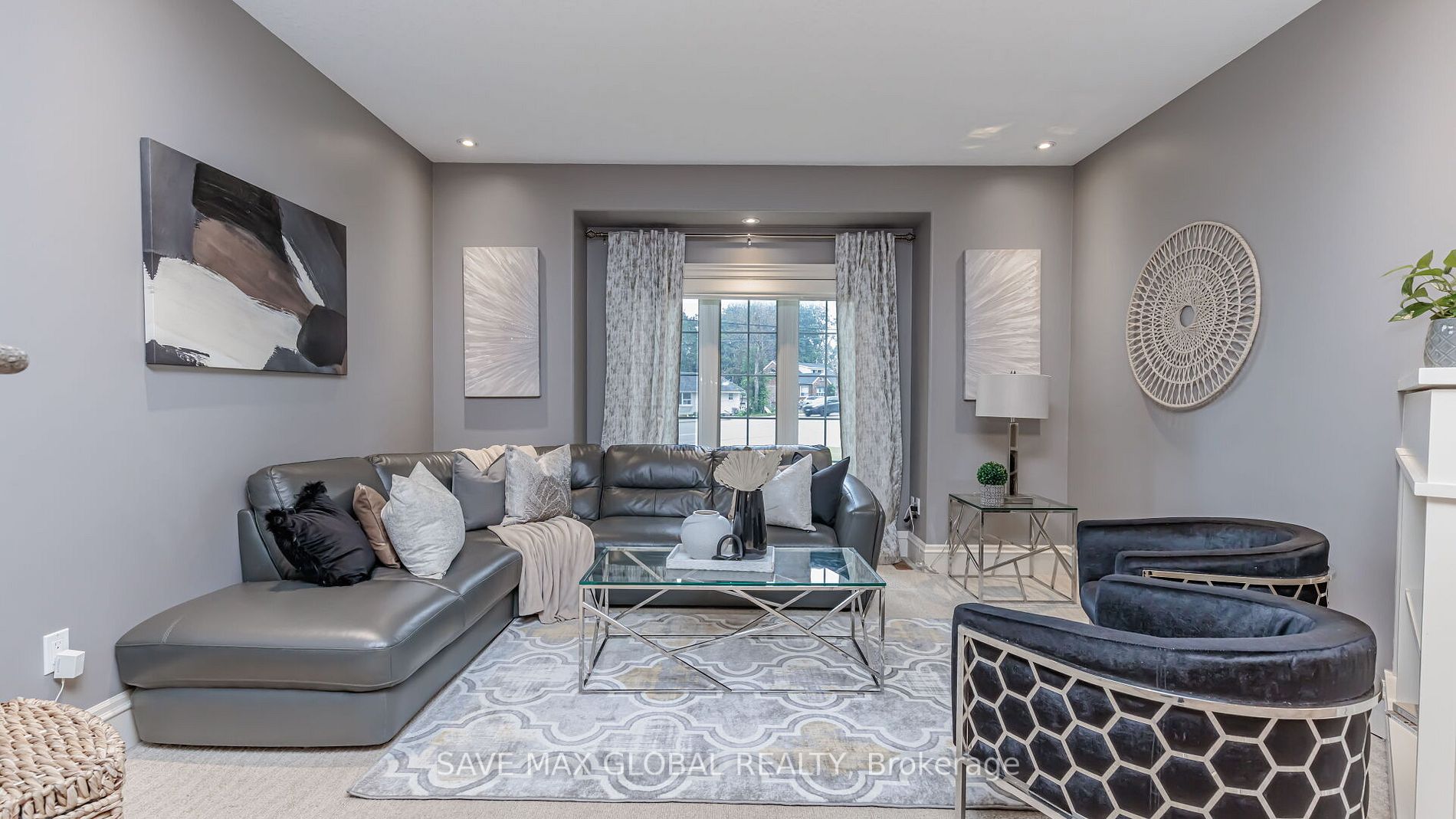 588 Simon Street W