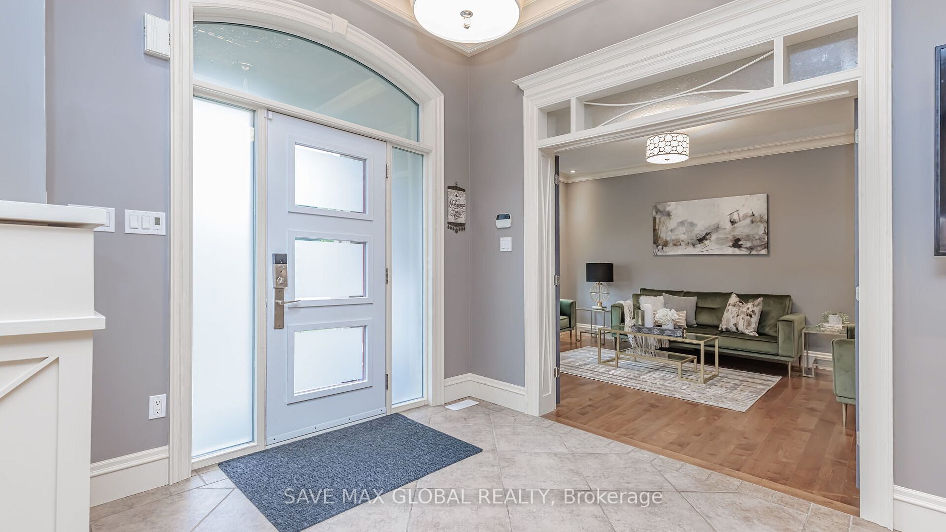588 Simon Street W