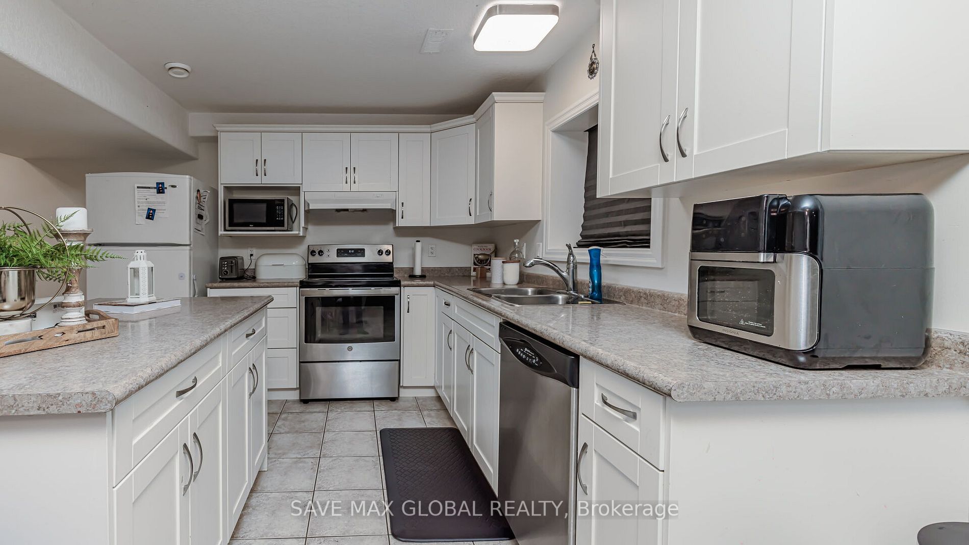 588 Simon Street W