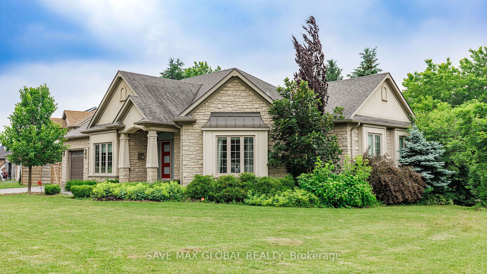 588 Simon Street W
