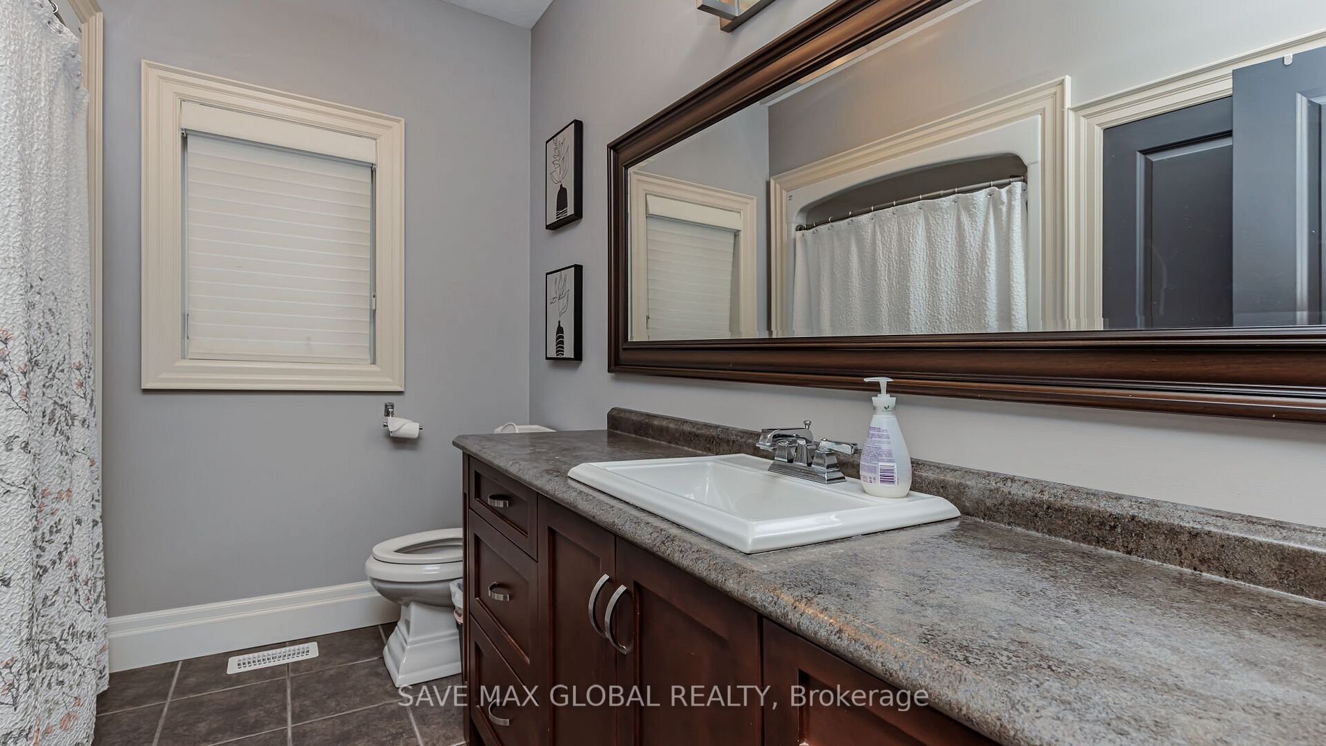 588 Simon Street W