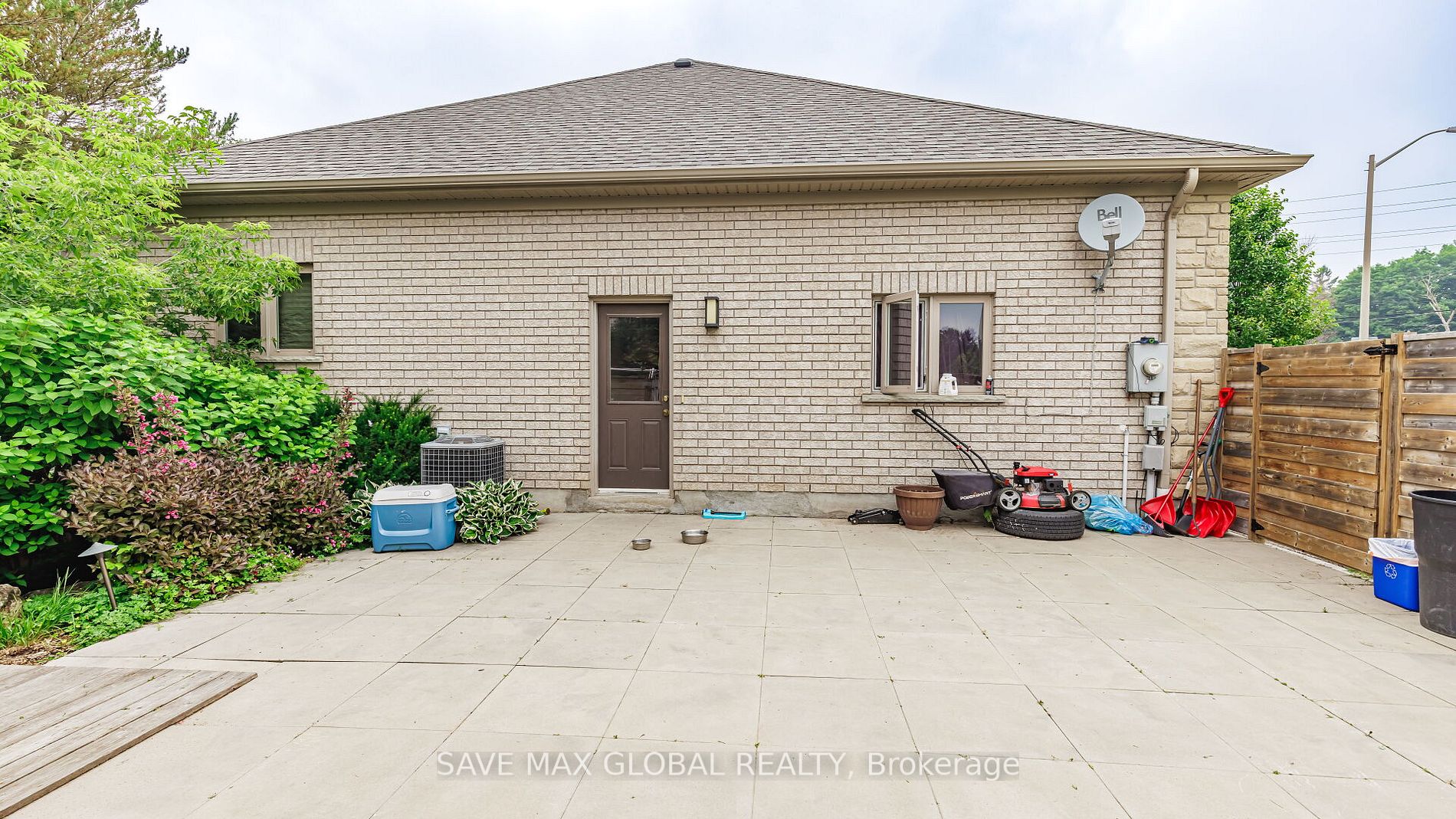 588 Simon Street W