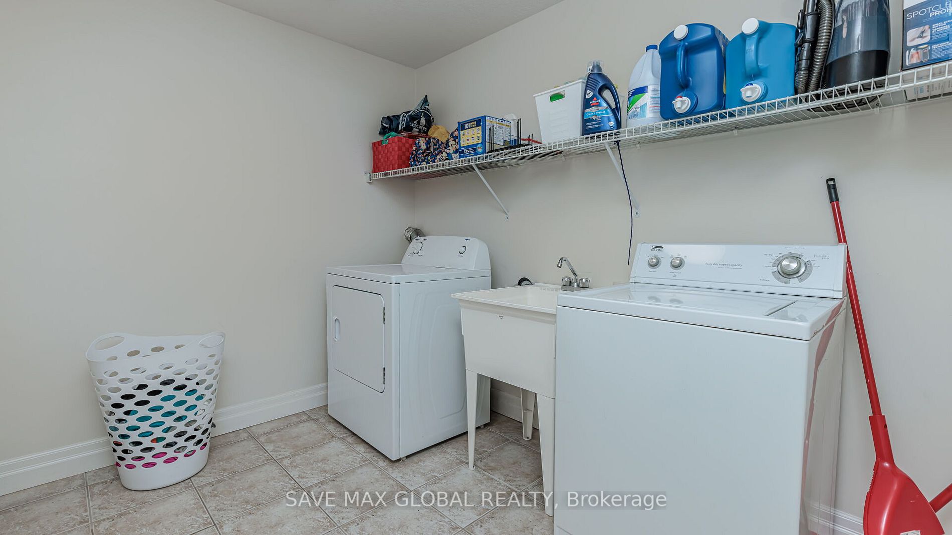 588 Simon Street W