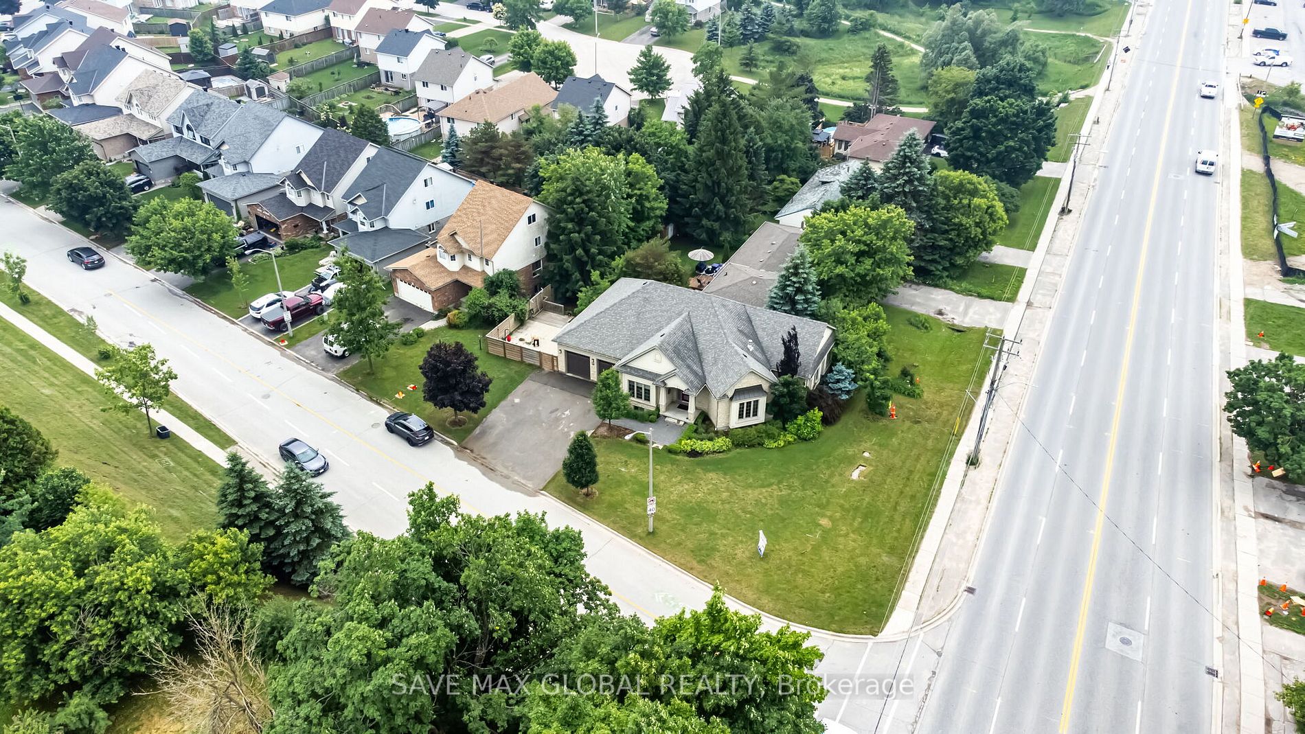 588 Simon Street W