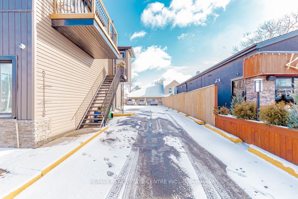 40 Main St N