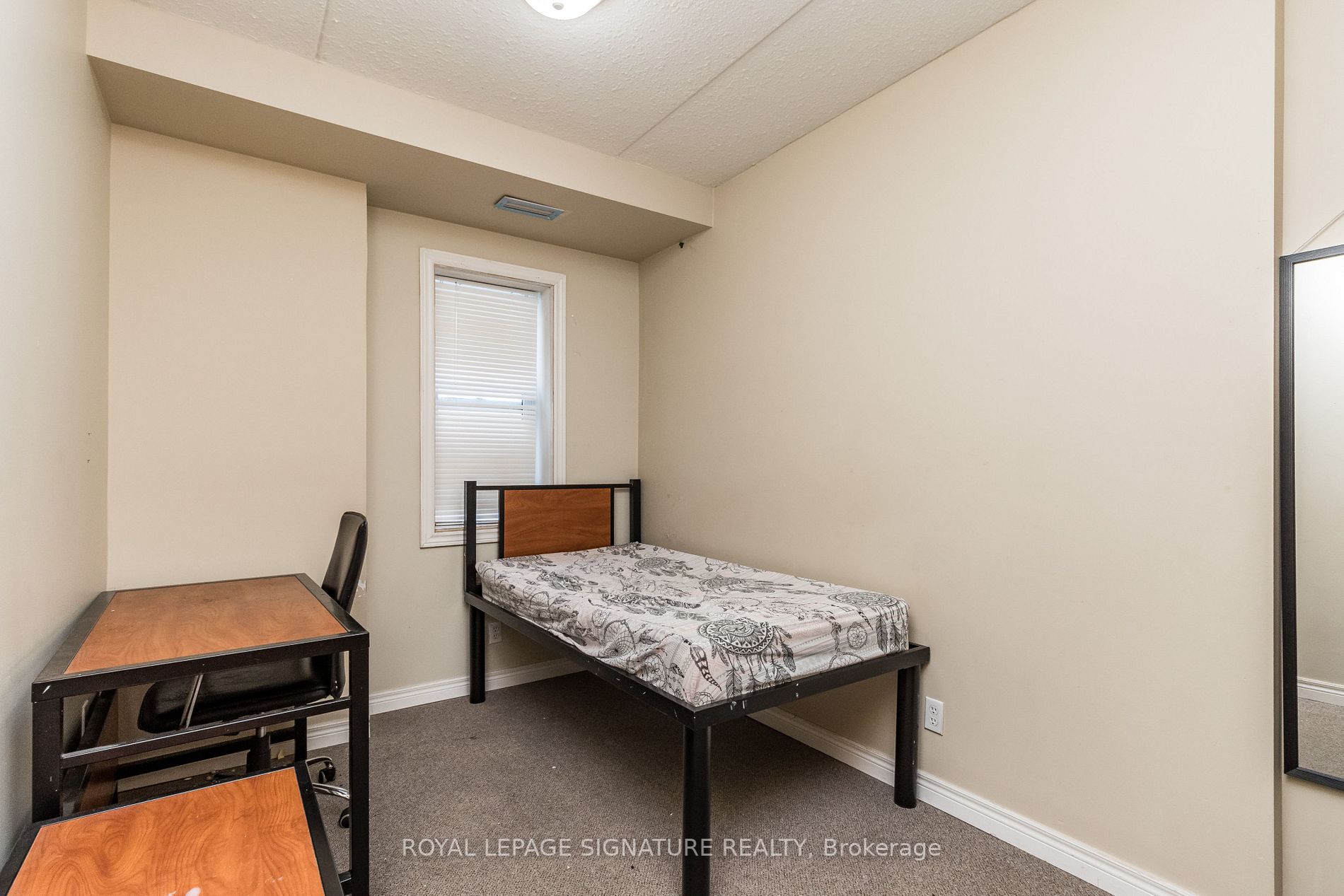 253 Lester Street, #101