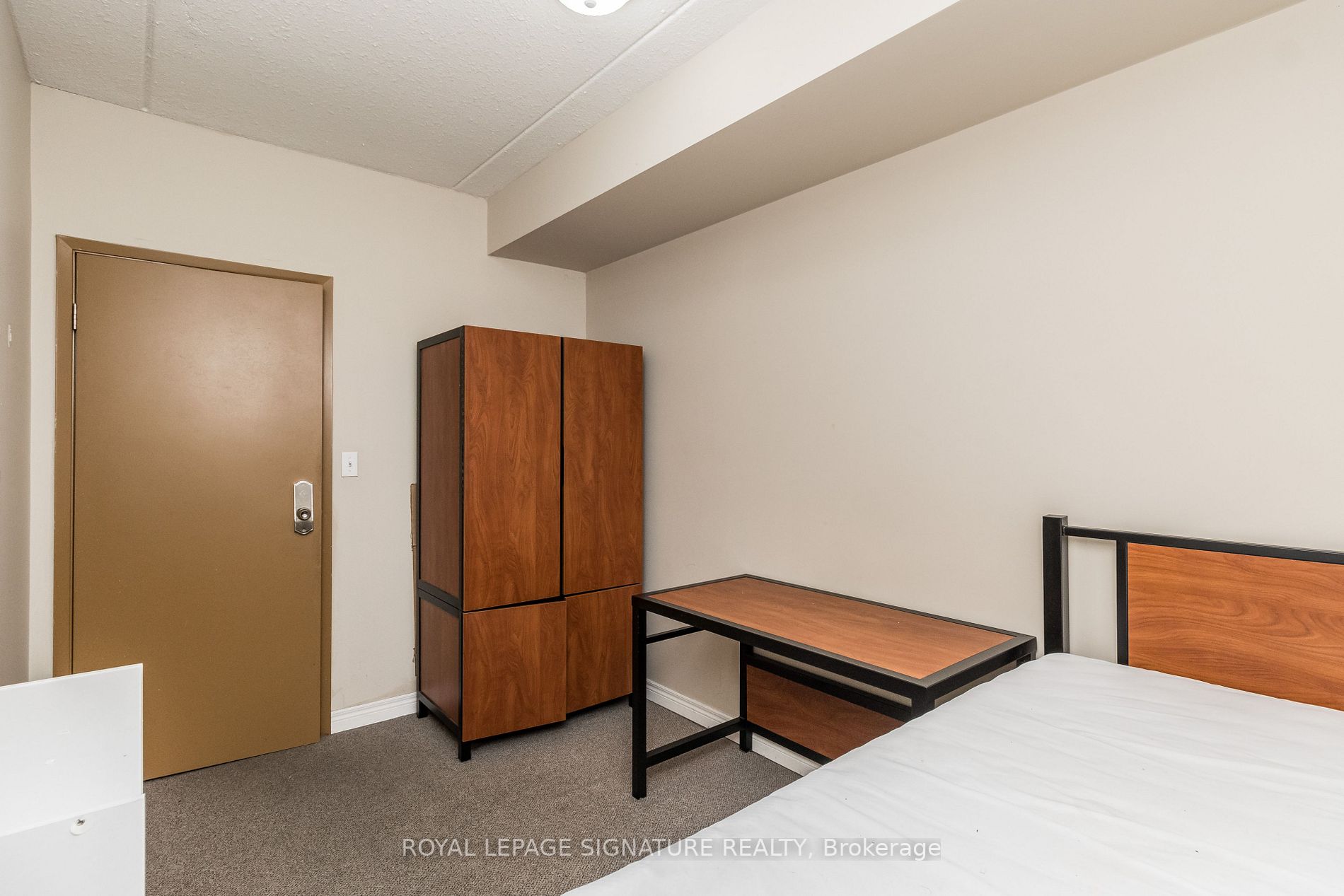 253 Lester Street, #101