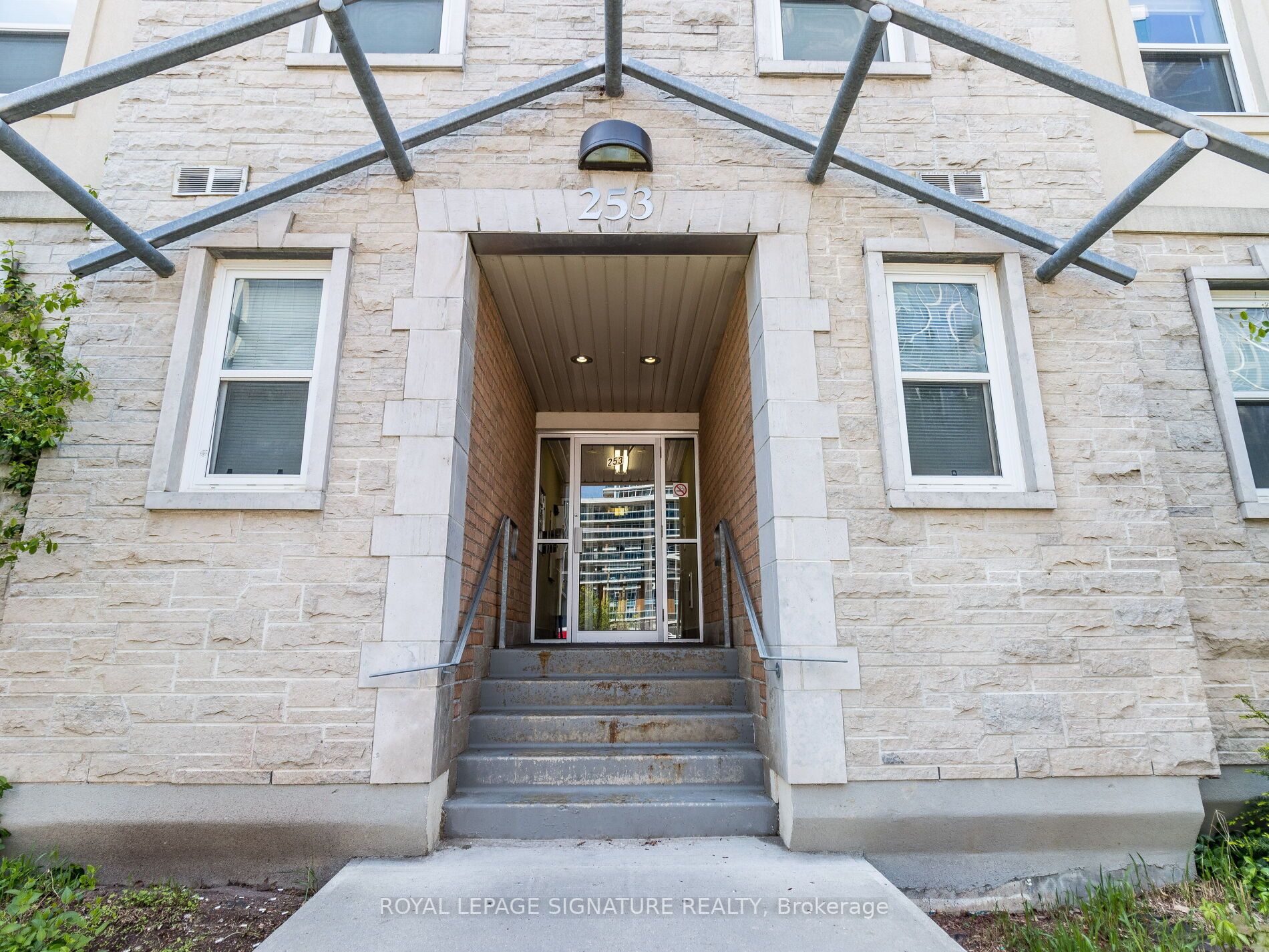 253 Lester Street, #101