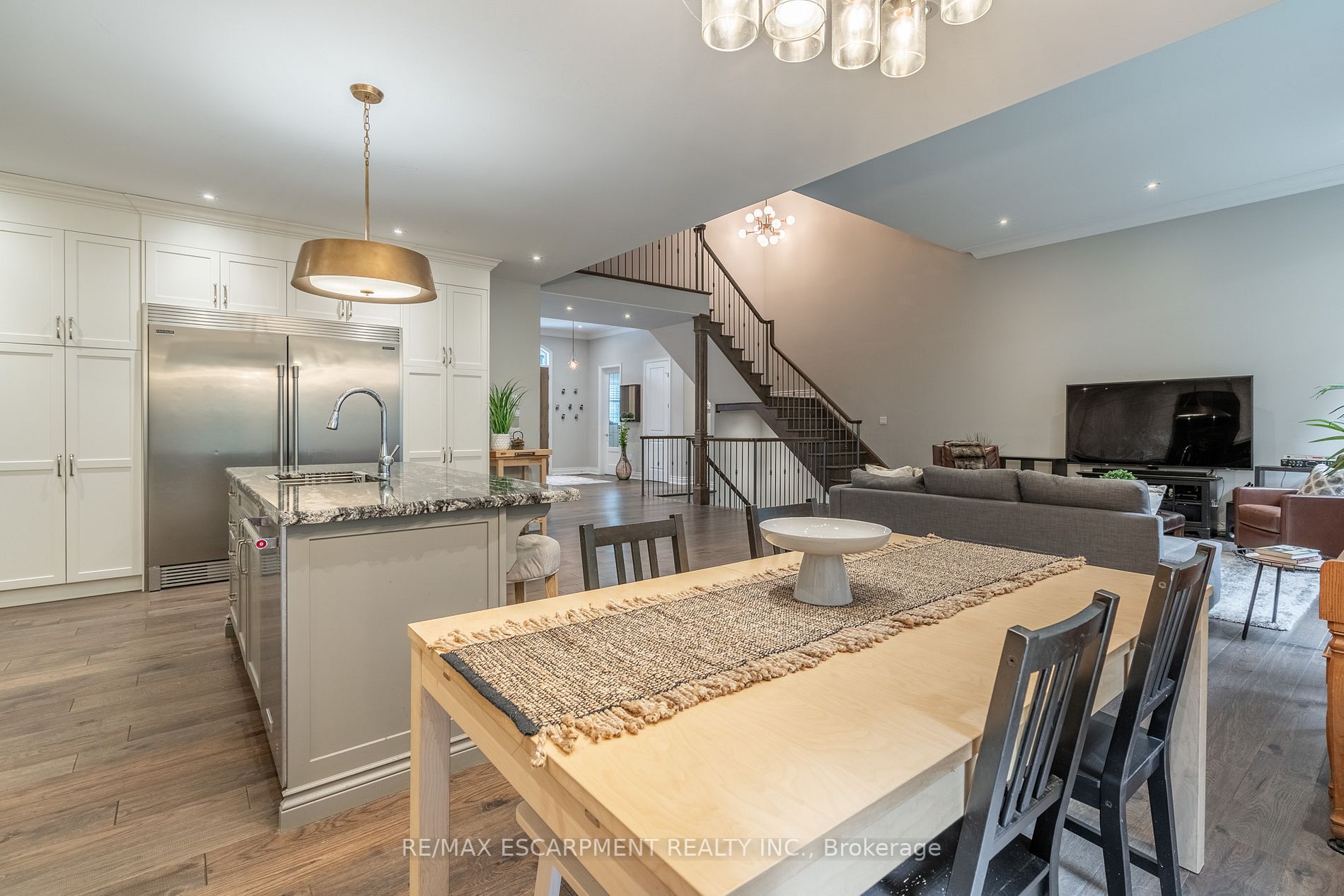 374 Woodworth Drive W