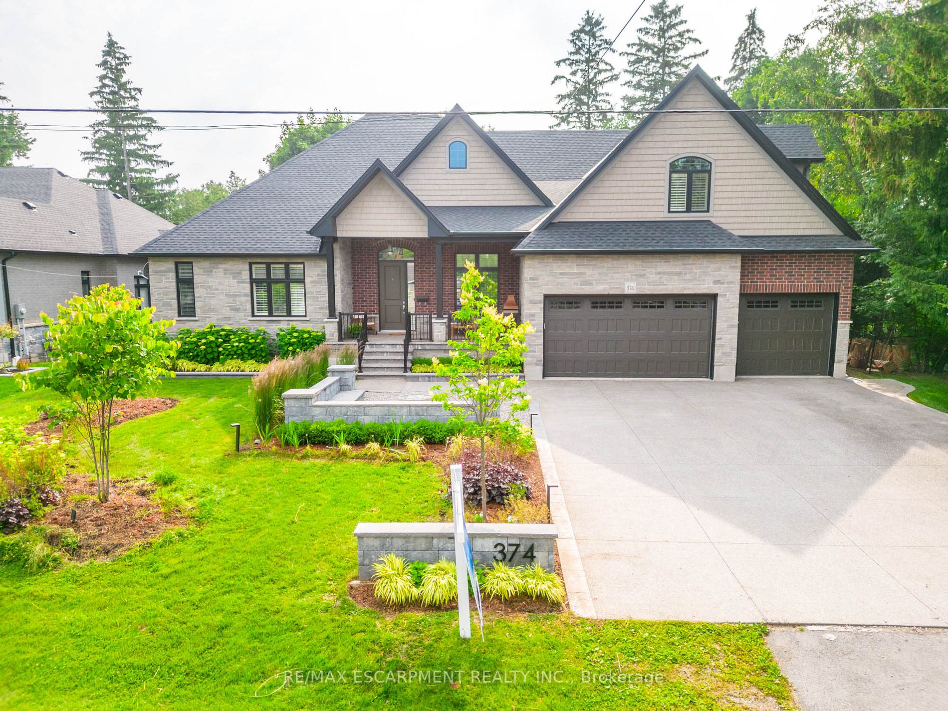 374 Woodworth Drive W