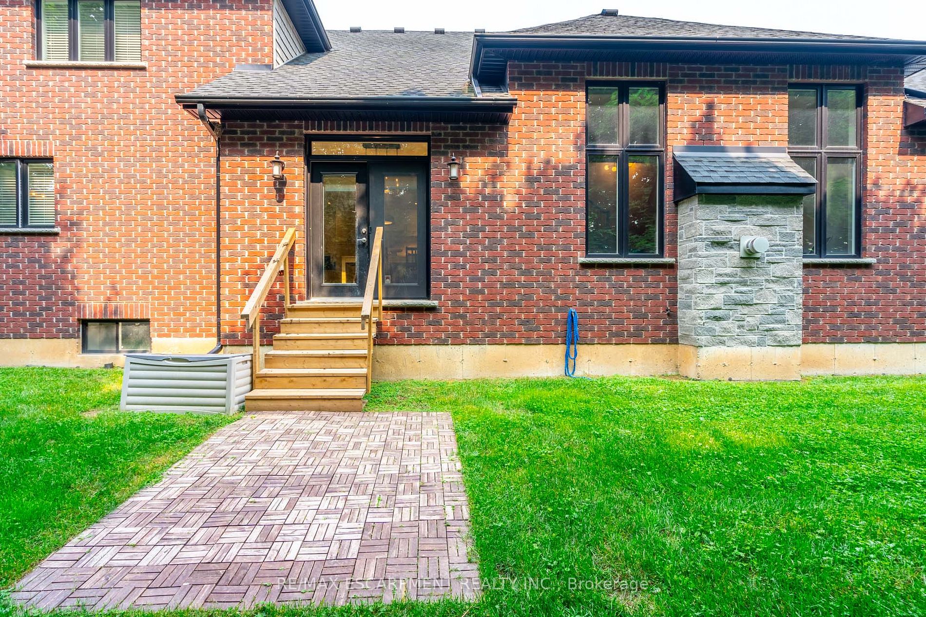 374 Woodworth Drive W