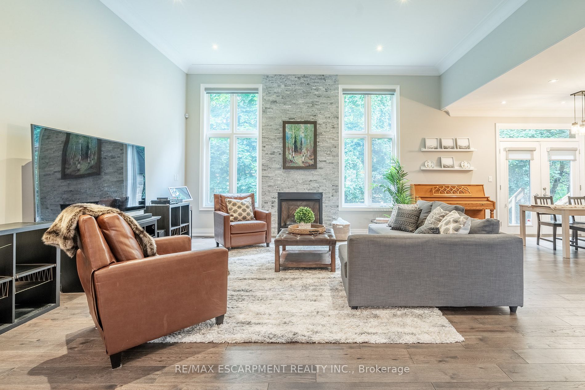 374 Woodworth Drive W