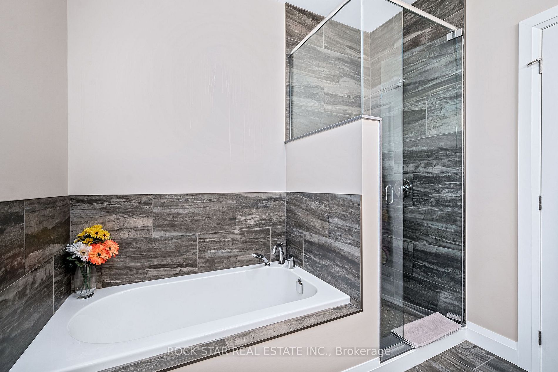 53 Elgin Street S