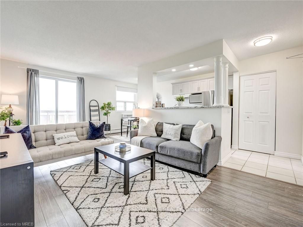 851 Queenston Rd, #902